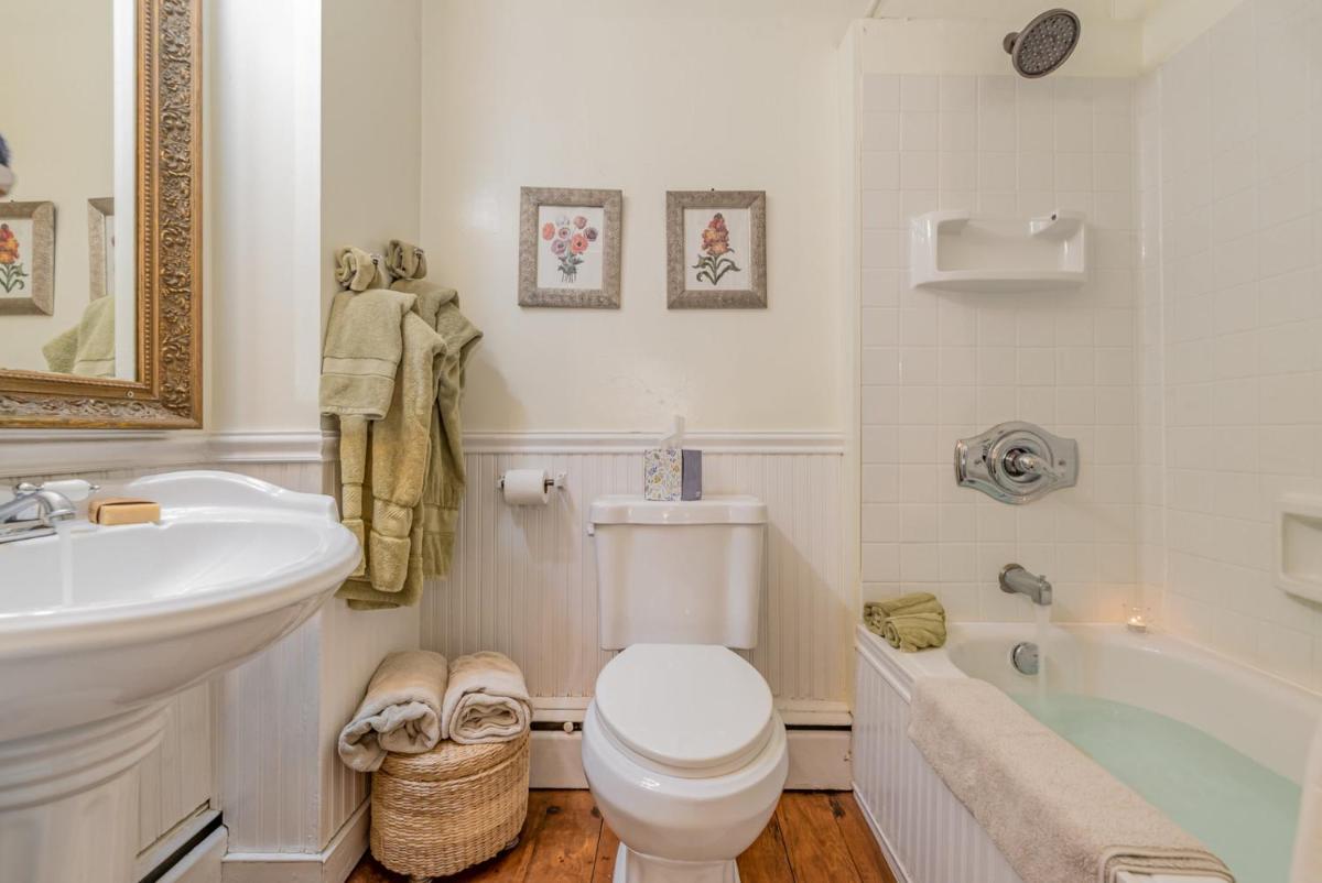 Fallen Tree Farm Bed and Breakfast - Housity