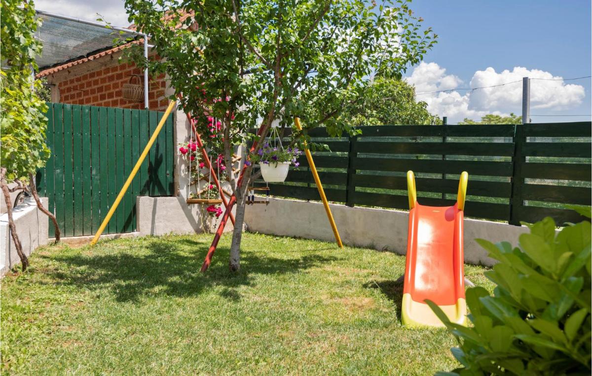 Two-Bedroom Holiday Home In Imotski - Housity