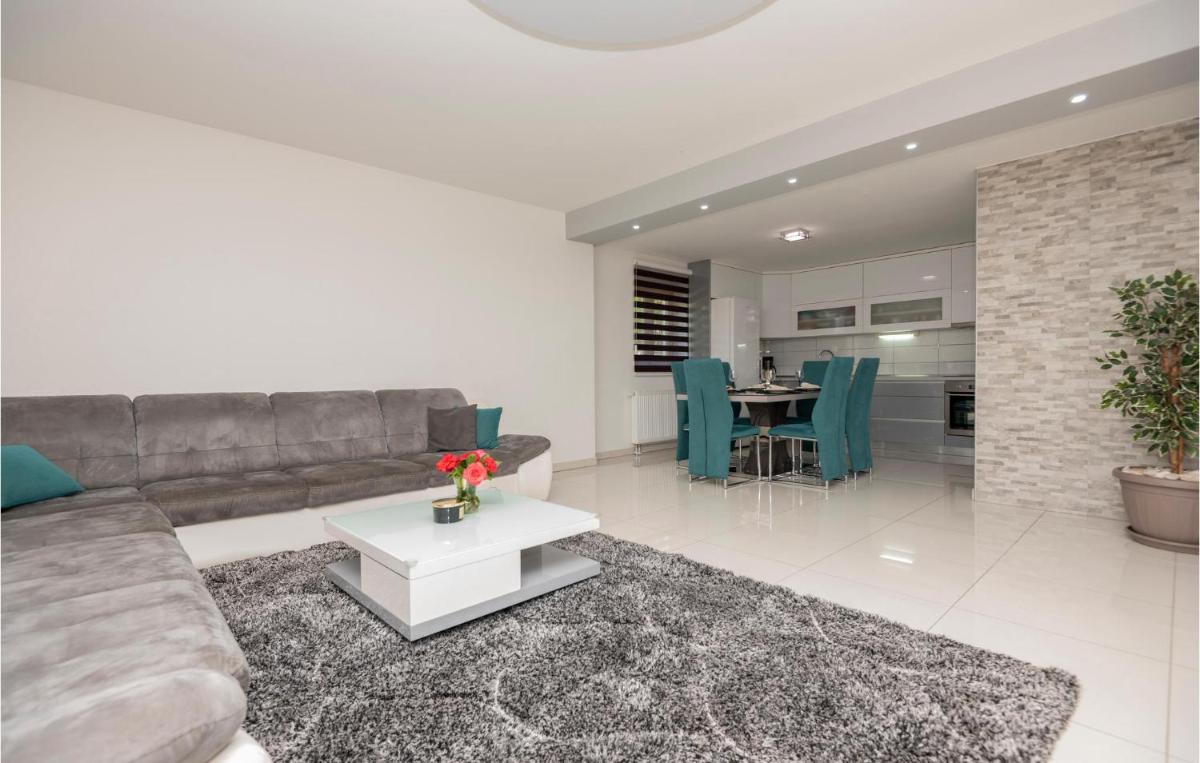 Amazing Home In Vinjani Donji - Housity