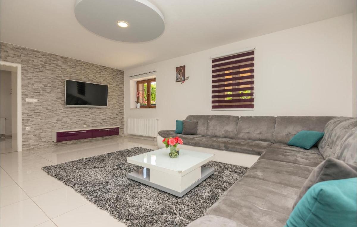 Amazing Home In Vinjani Donji - Housity