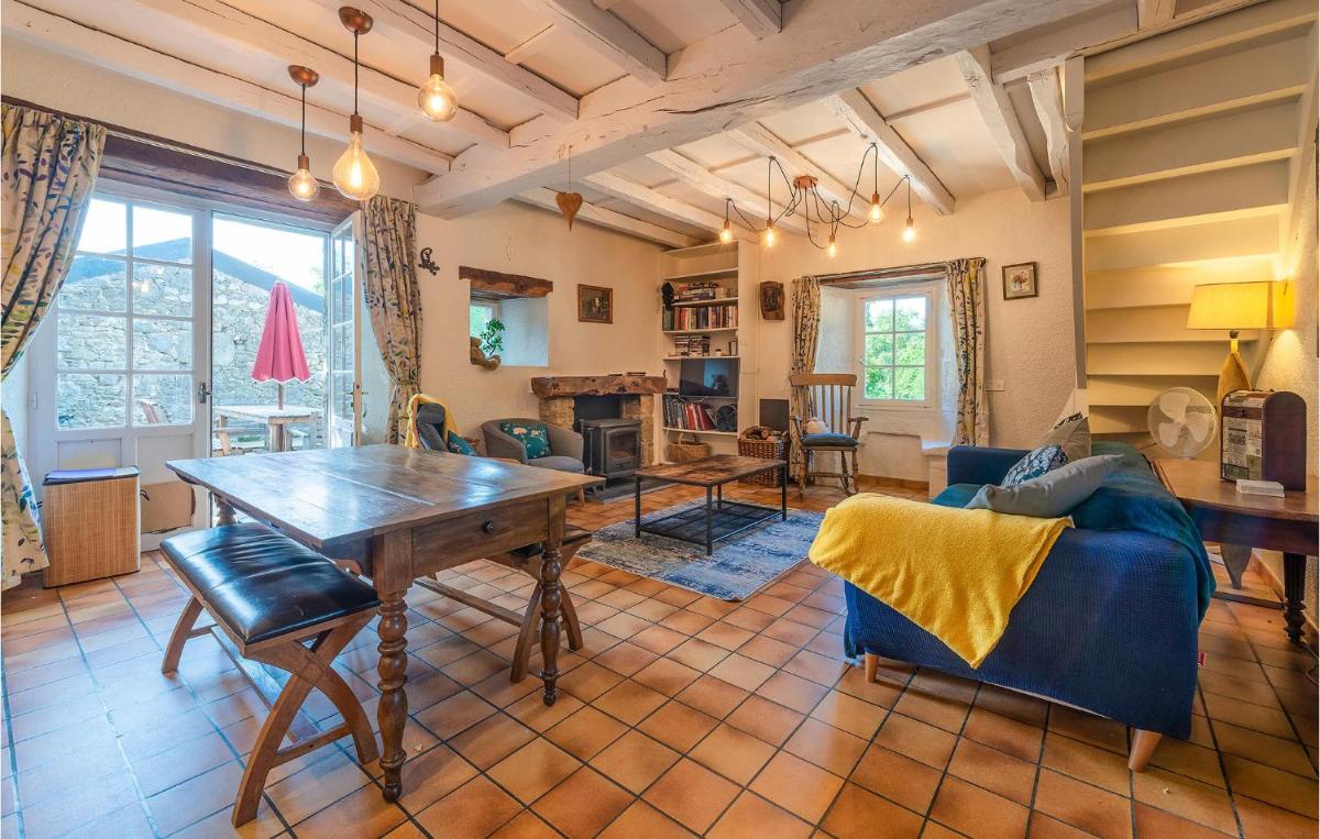 3 Bedroom Beautiful Home In Argentonnay - Housity