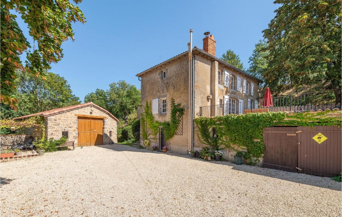 3 Bedroom Beautiful Home In Argentonnay - Housity