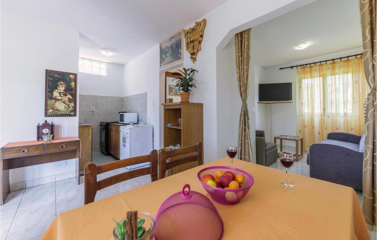 1 Bedroom Gorgeous Apartment In Marcana - Housity