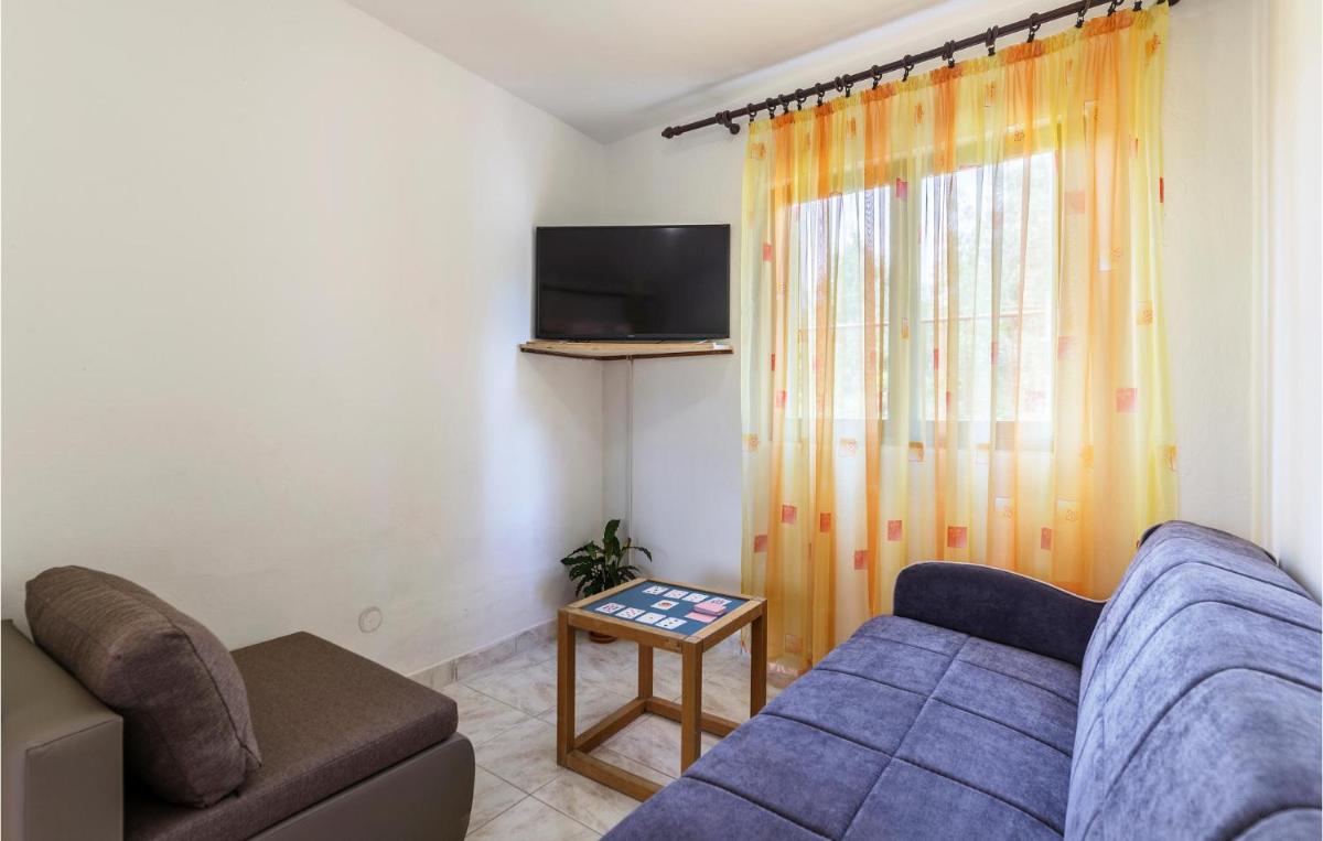 1 Bedroom Gorgeous Apartment In Marcana - Housity