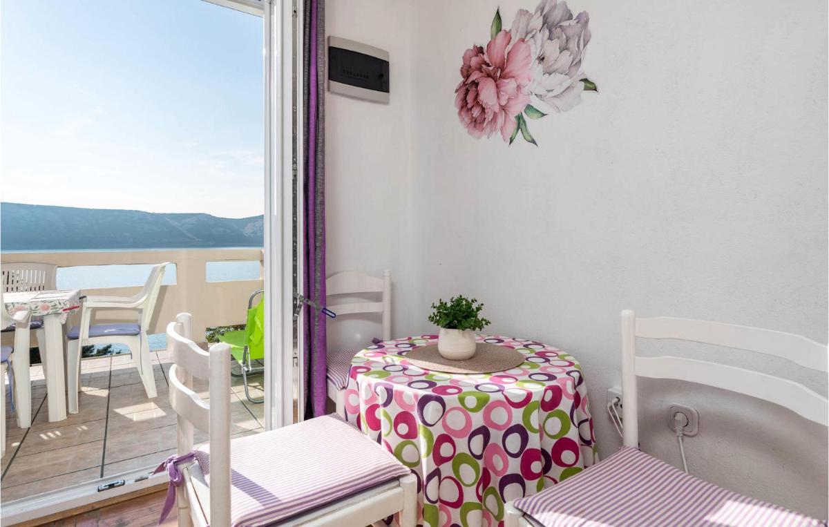 1 Bedroom Gorgeous Apartment In Stara Novalja - Housity