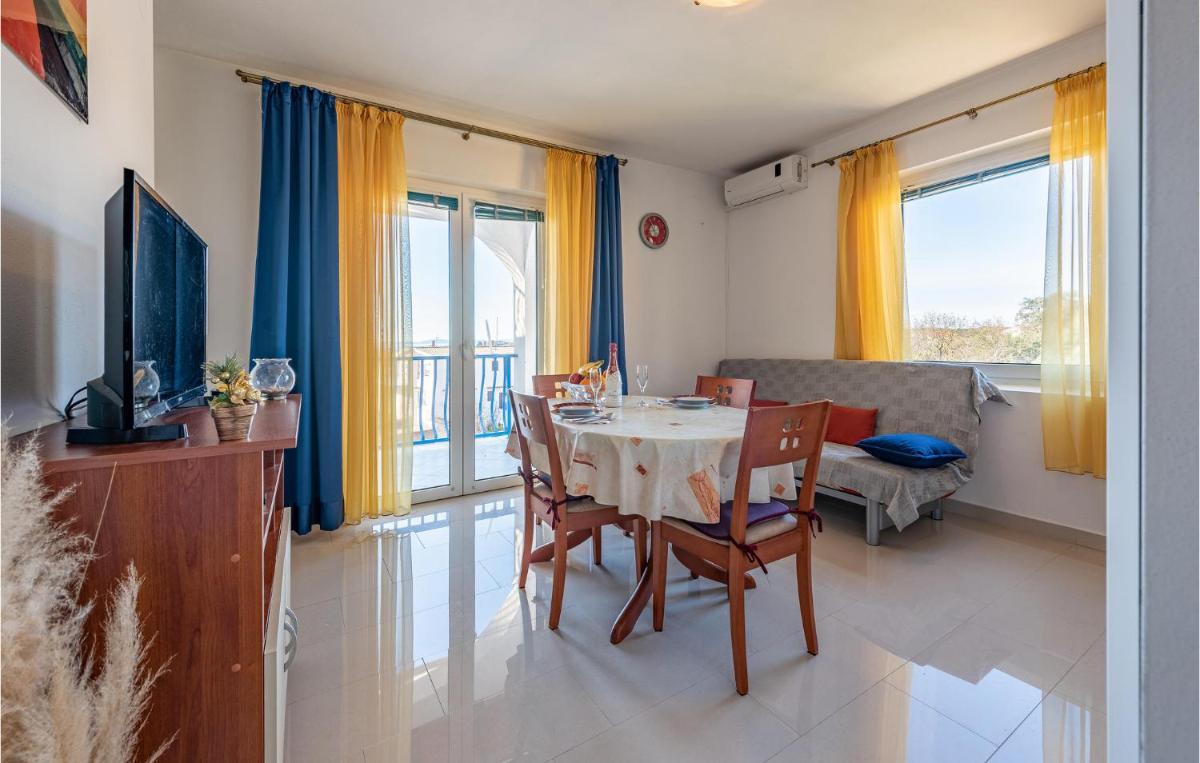 Awesome Apartment In Pakostane With Wifi - Housity