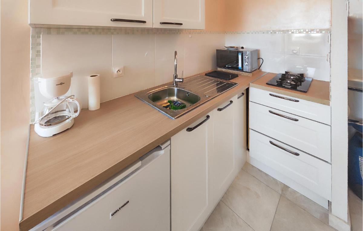 Stunning Apartment In Loupian - Housity