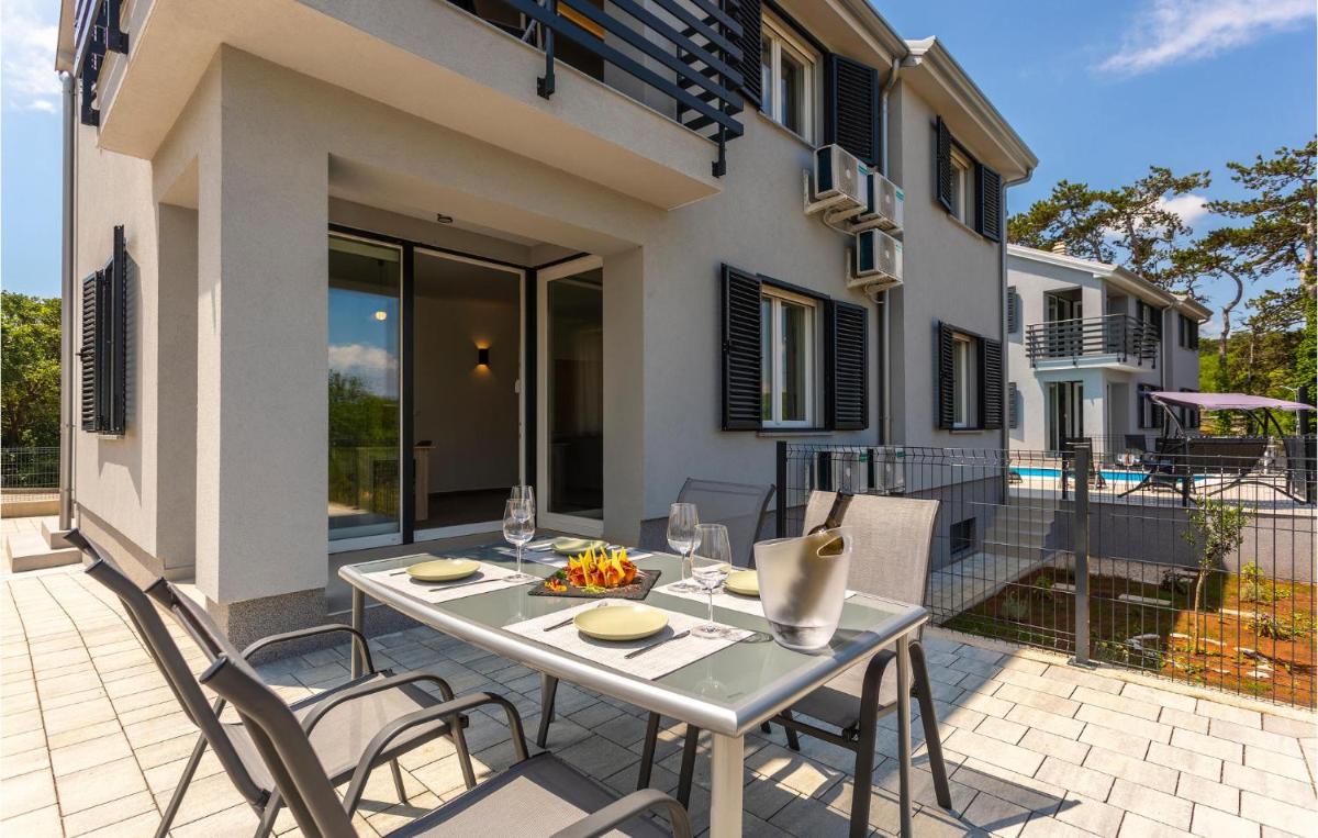 2 Bedroom Beautiful Apartment In Vrbnik - Housity