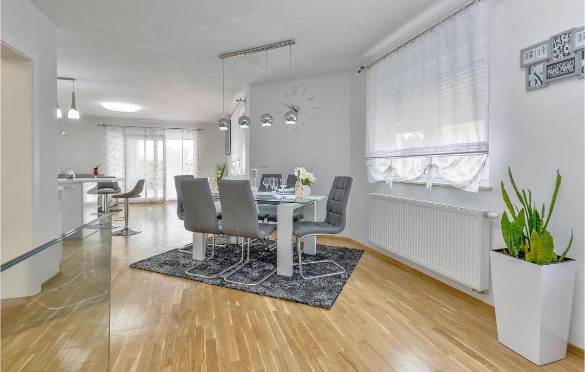 Gorgeous Home In Varazdin Breg With Sauna - Housity