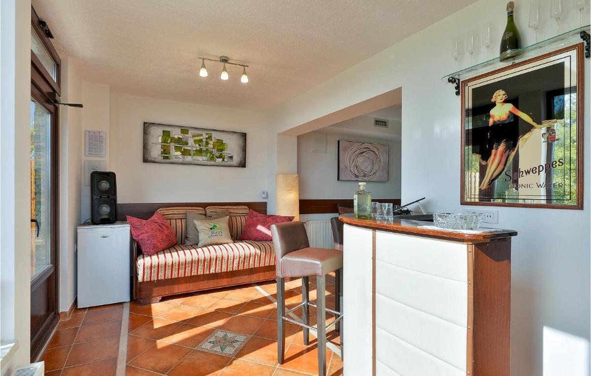 Stunning Home In Sveti Ivan Zelina With Sauna - Housity