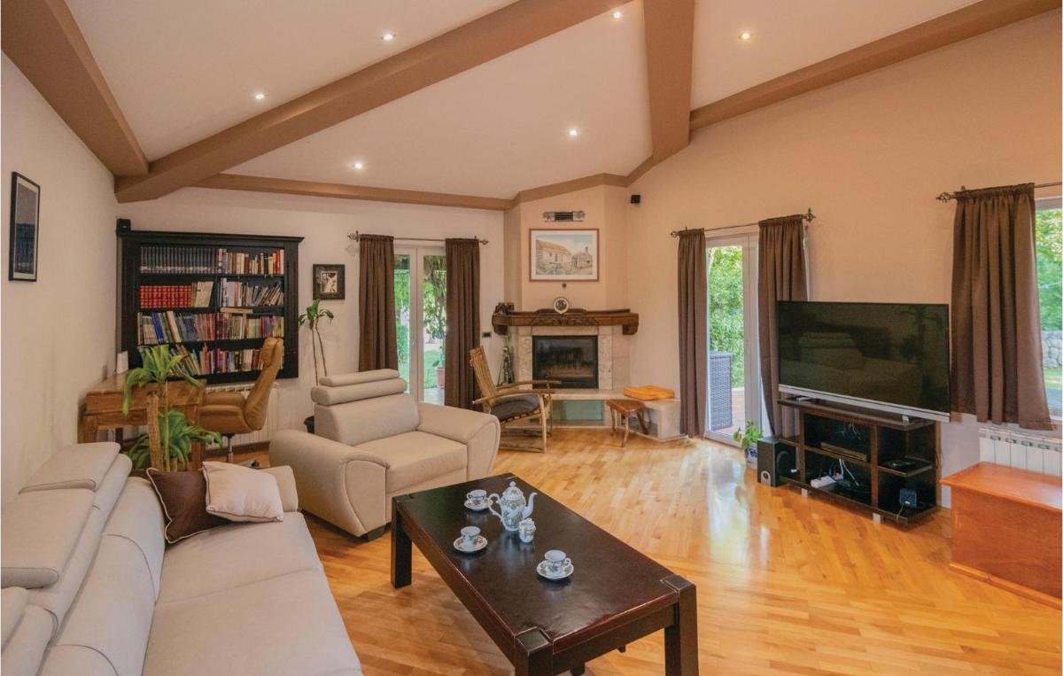 Three-Bedroom Holiday Home In Grubine - Housity