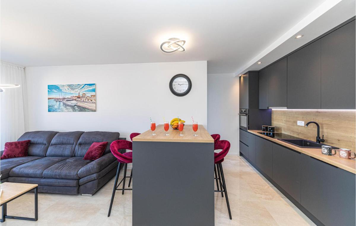 Lovely Apartment In Okrug Gornji - Housity