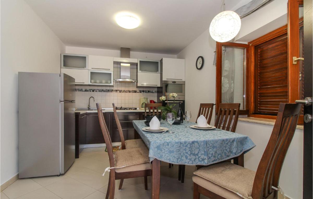 2 Bedroom Beautiful Apartment In Gracisce - Housity