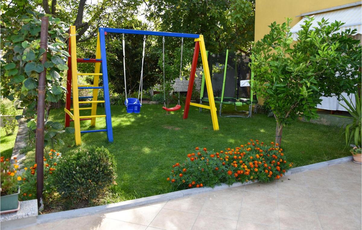 Beautiful Apartment In Pakostane - Housity