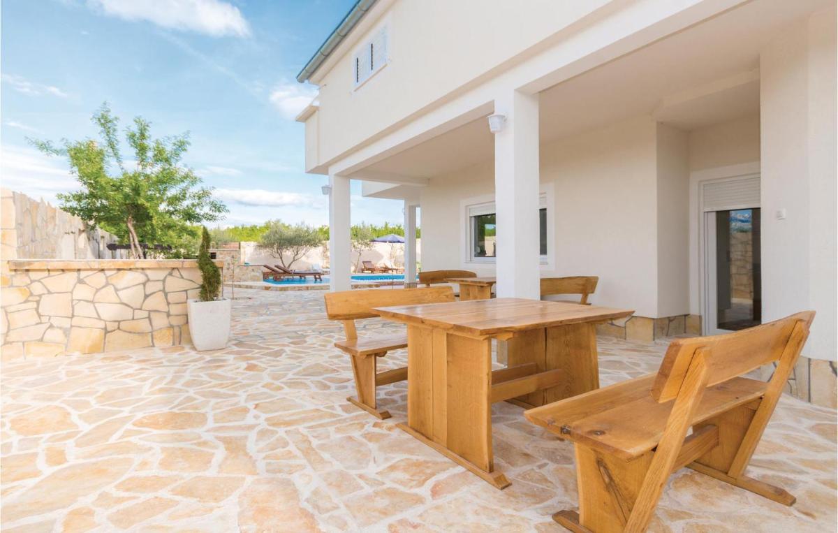 Six-Bedroom Holiday Home In Bilisane - Housity
