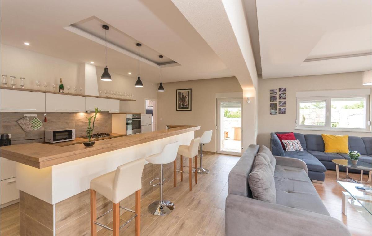 Six-Bedroom Holiday Home In Bilisane - Housity