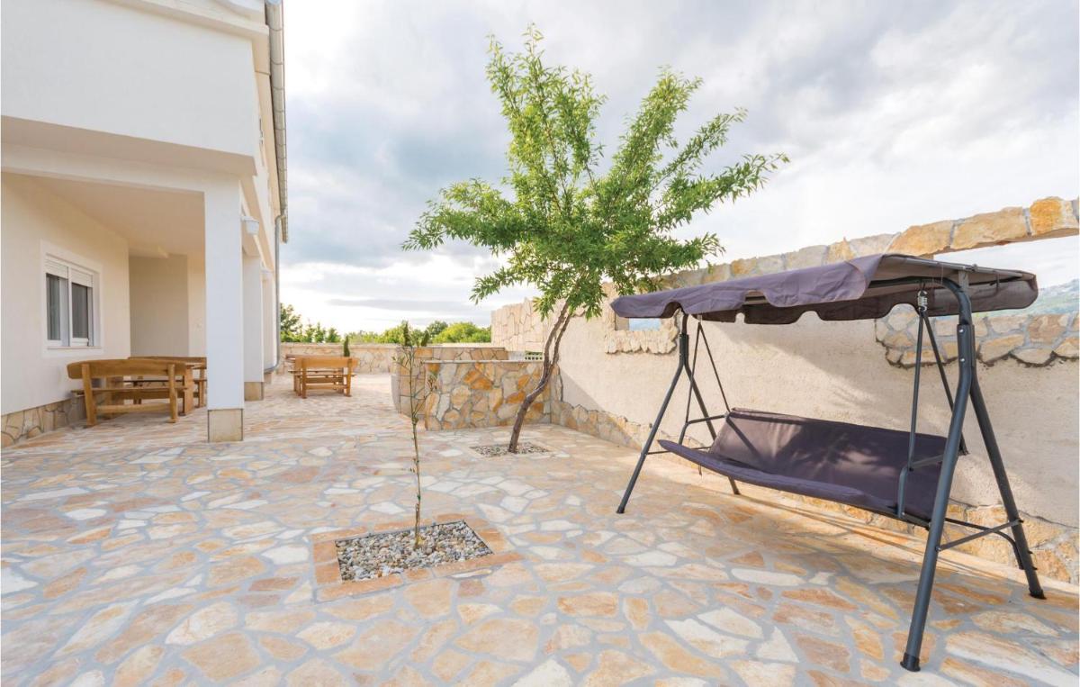 Six-Bedroom Holiday Home In Bilisane - Housity