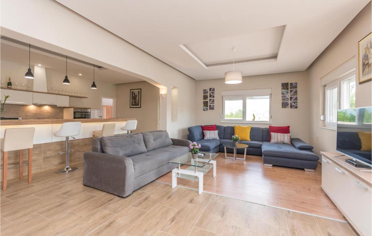Six-Bedroom Holiday Home In Bilisane - Housity