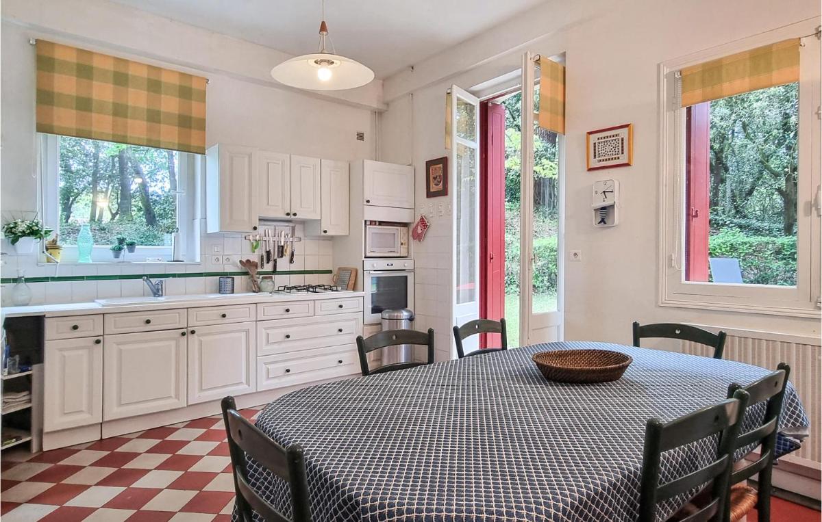 Stunning Home In Saint-Palais-Sur-Mer With Wifi - Housity