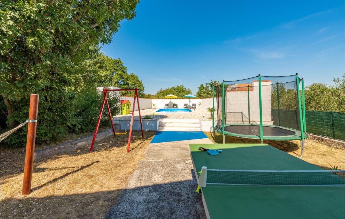 Awesome Home In Podgradina With Wifi - Housity