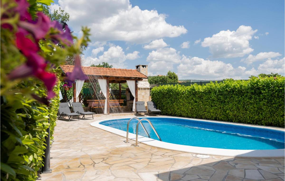 Two-Bedroom Holiday Home In Imotski - Housity
