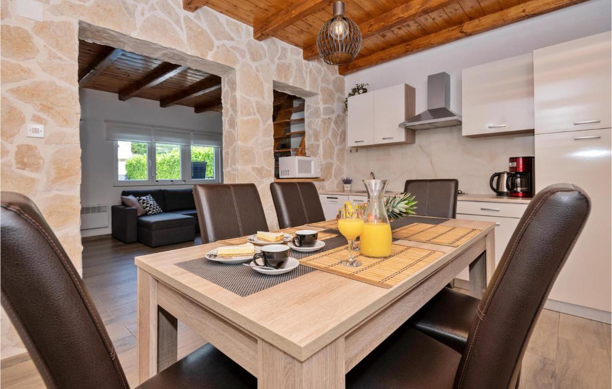Two-Bedroom Holiday Home In Imotski - Housity