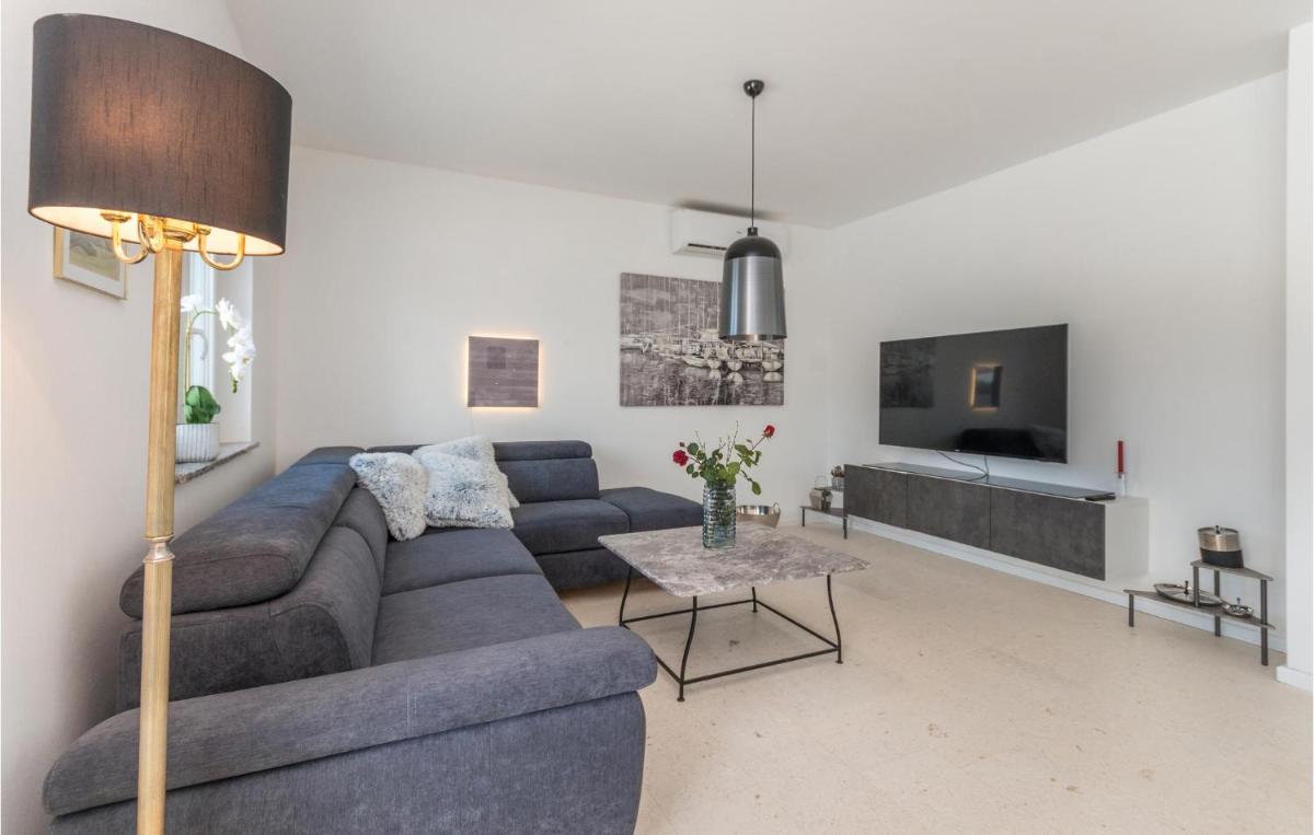 4 Bedroom Cozy Home In Donja Jagodnja - Housity
