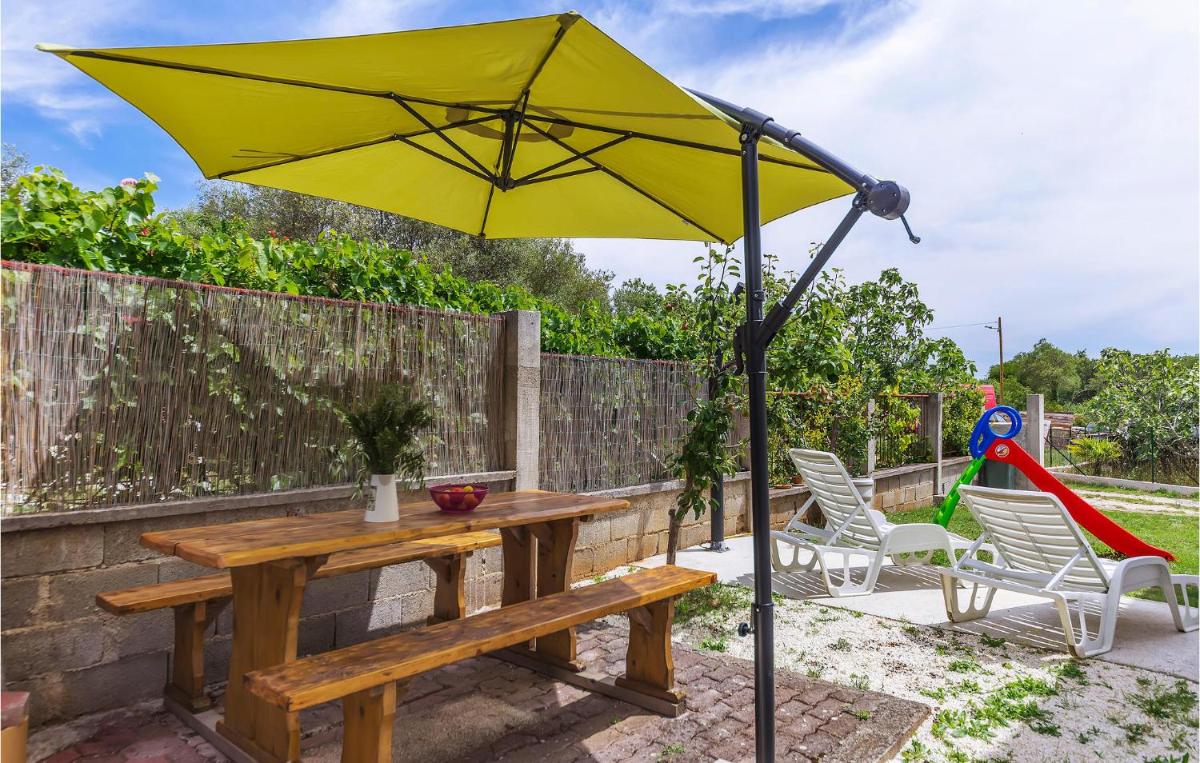 1 Bedroom Gorgeous Apartment In Marcana - Housity
