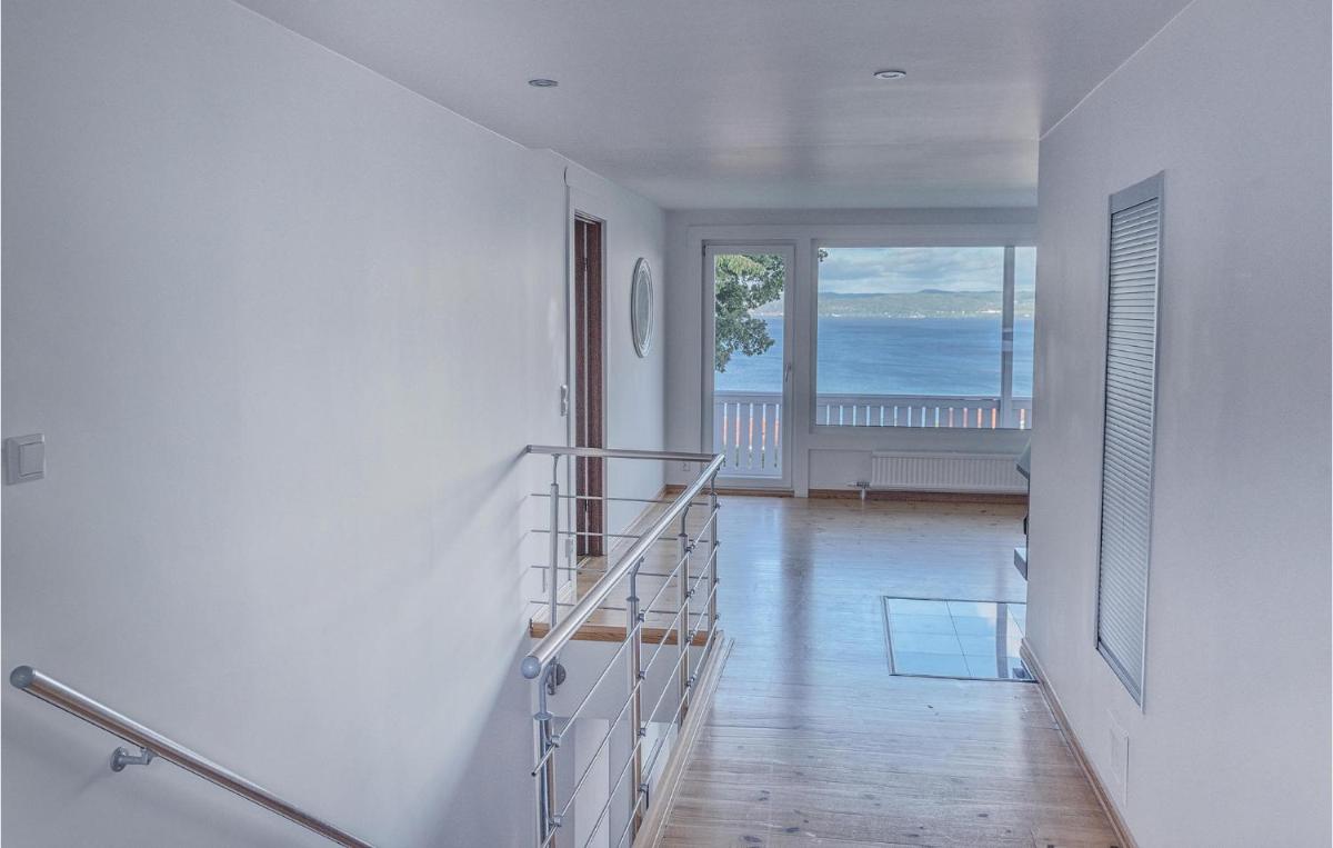 Amazing Home In Bankeryd With Jacuzzi - Housity