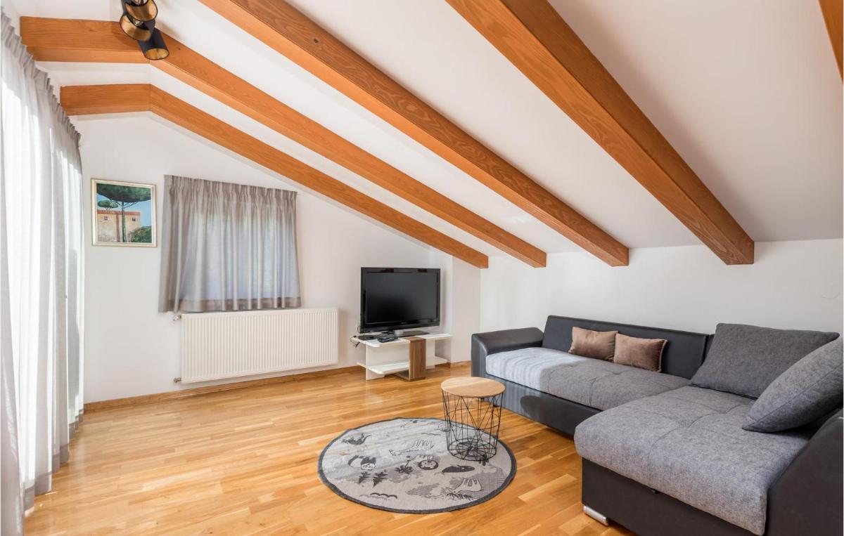 4 Bedroom Cozy Home In Matulji - Housity