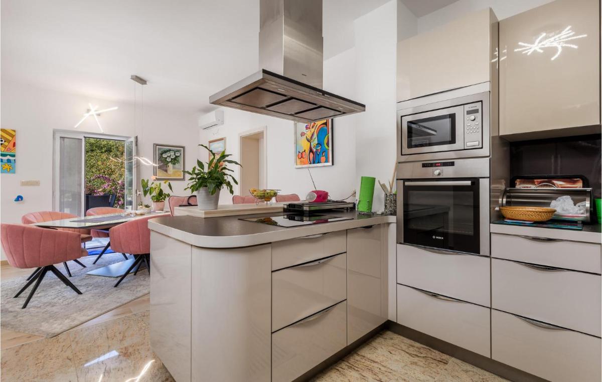 4 Bedroom Cozy Home In Matulji - Housity