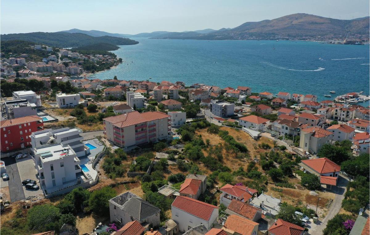 Lovely Apartment In Okrug Gornji - Housity