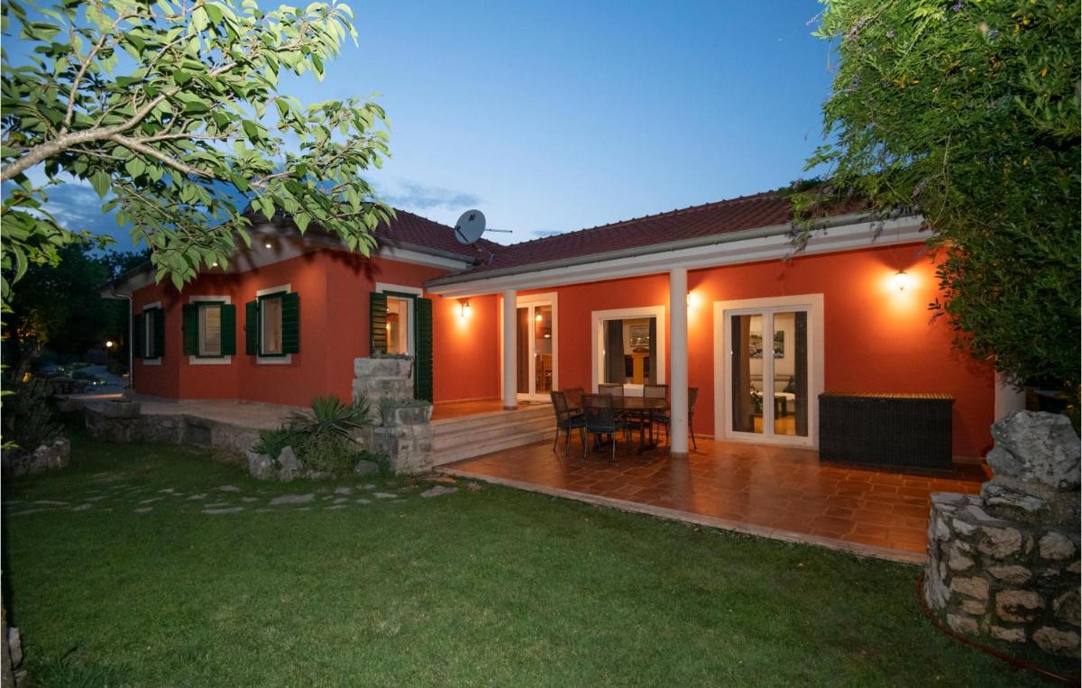 Three-Bedroom Holiday Home In Grubine - Housity