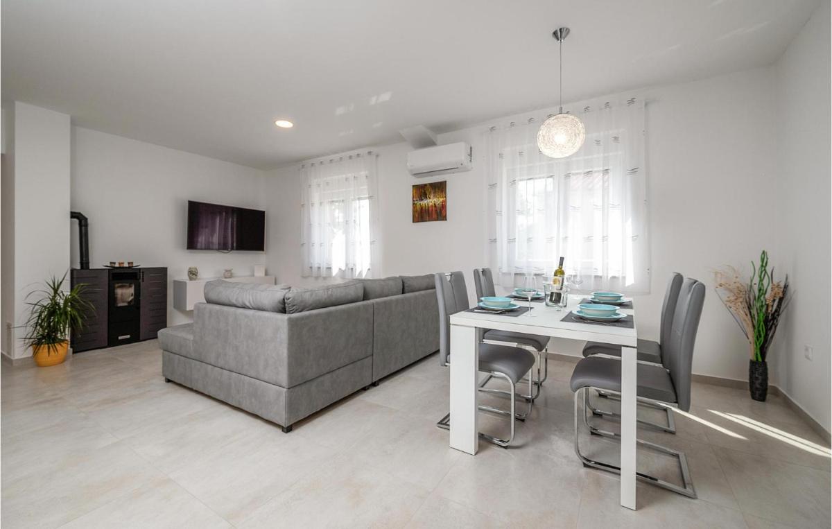 2 Bedroom Beautiful Home In Zeliski - Housity