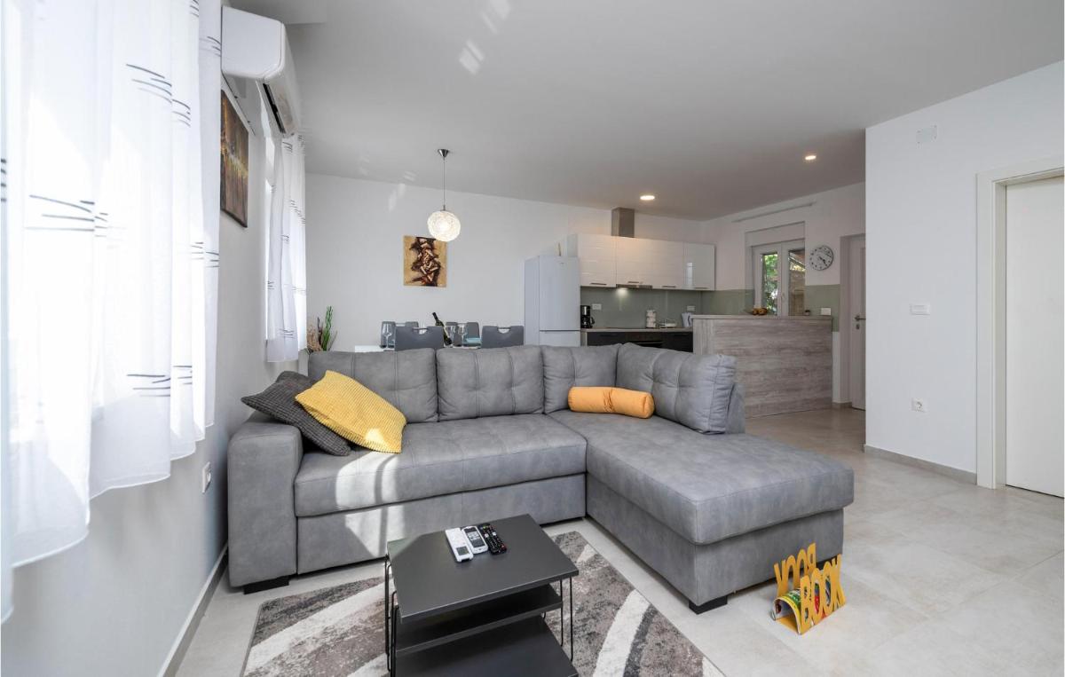 2 Bedroom Beautiful Home In Zeliski - Housity
