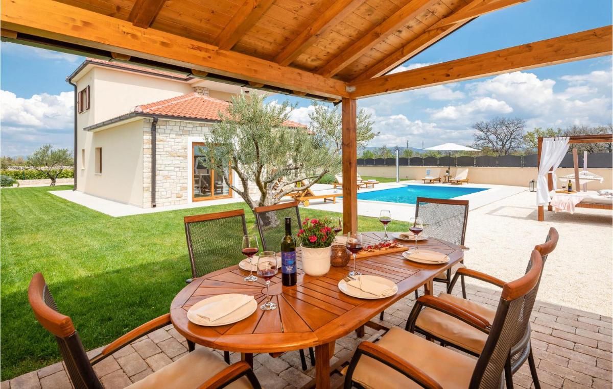 3 Bedroom Cozy Home In Kljuc - Housity