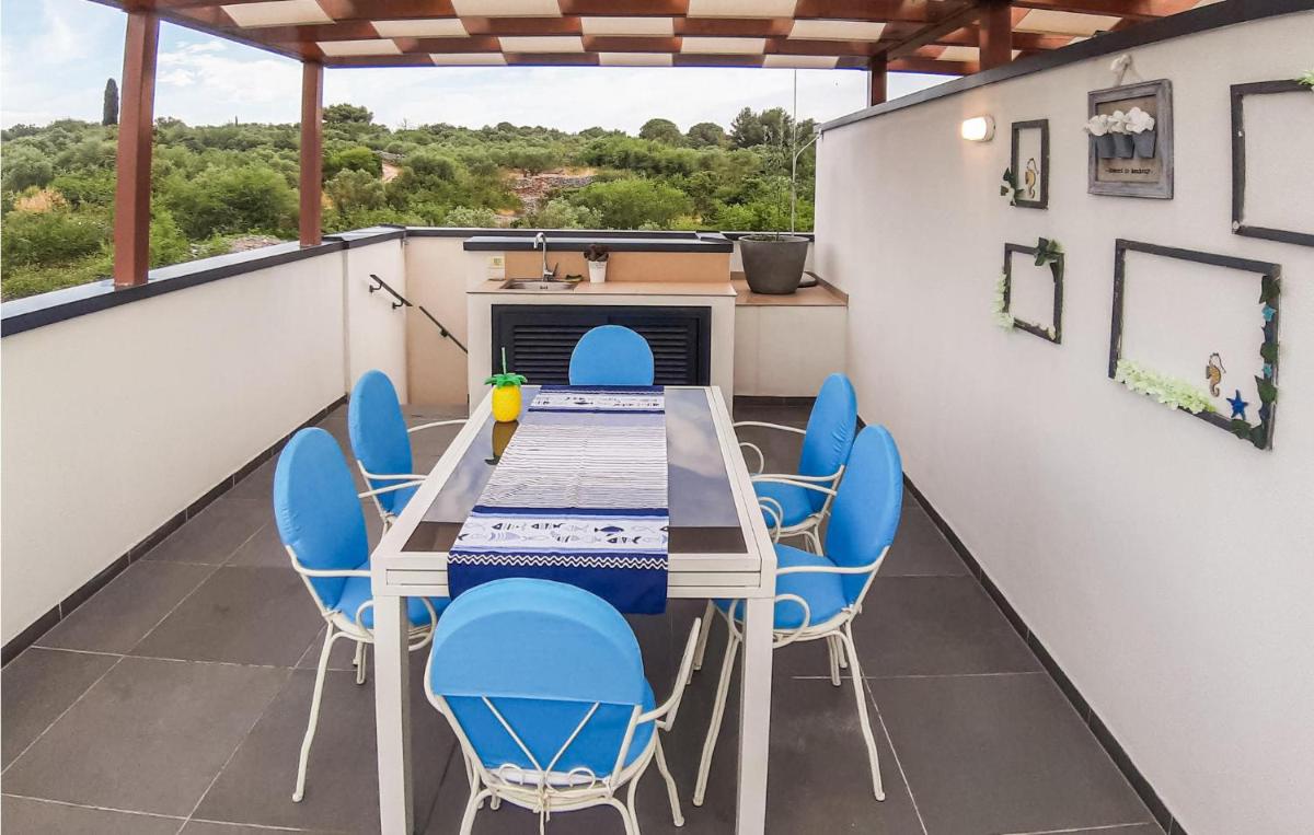 Cozy Apartment In Okrug Gornji - Housity