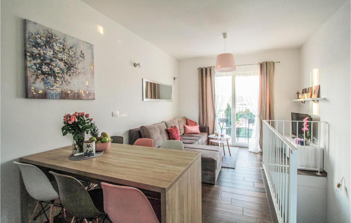 Cozy Apartment In Okrug Gornji - Housity