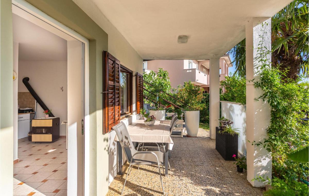 Pet Friendly Apartment In Gabonjin - Housity