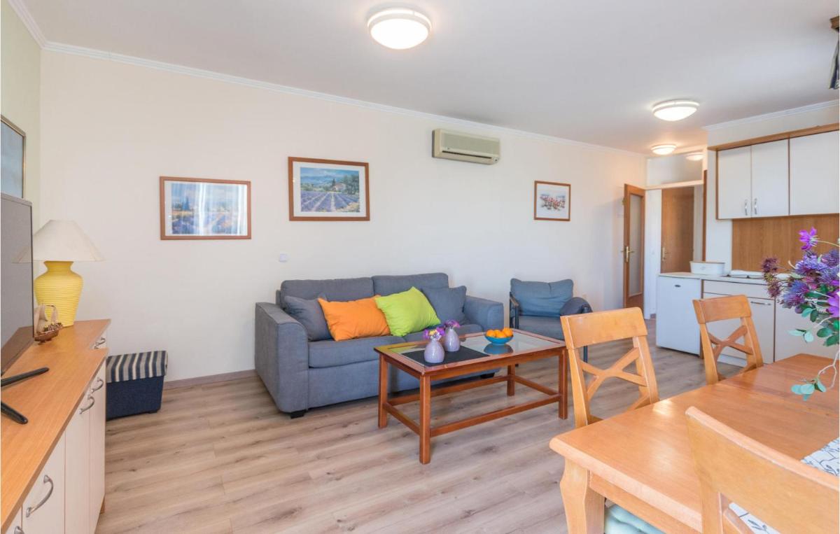 Pet Friendly Apartment In Turanj With Wifi - Housity