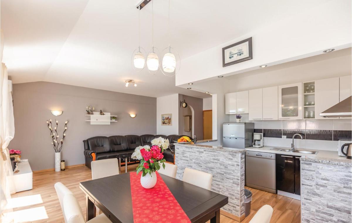 Holiday Home Sestanovac 50 - Housity