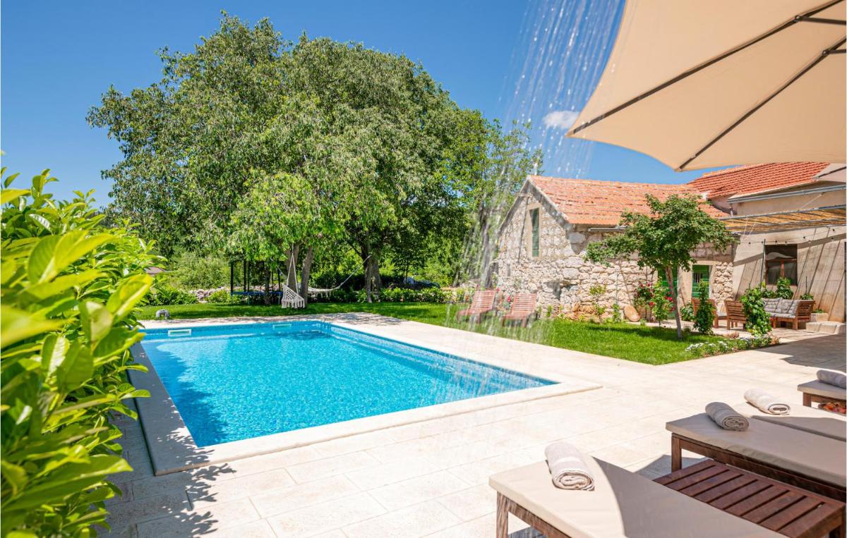 5 Bedroom Stunning Home In Lovrec - Housity