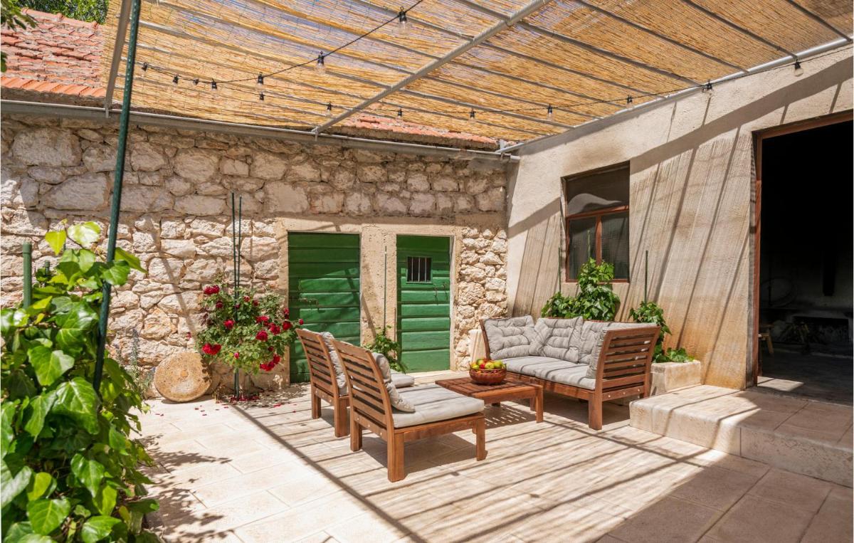 5 Bedroom Stunning Home In Lovrec - Housity