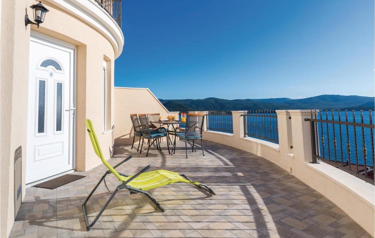 One-Bedroom Apartment In Komarna - Housity