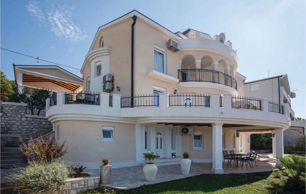 One-Bedroom Apartment In Komarna - Housity