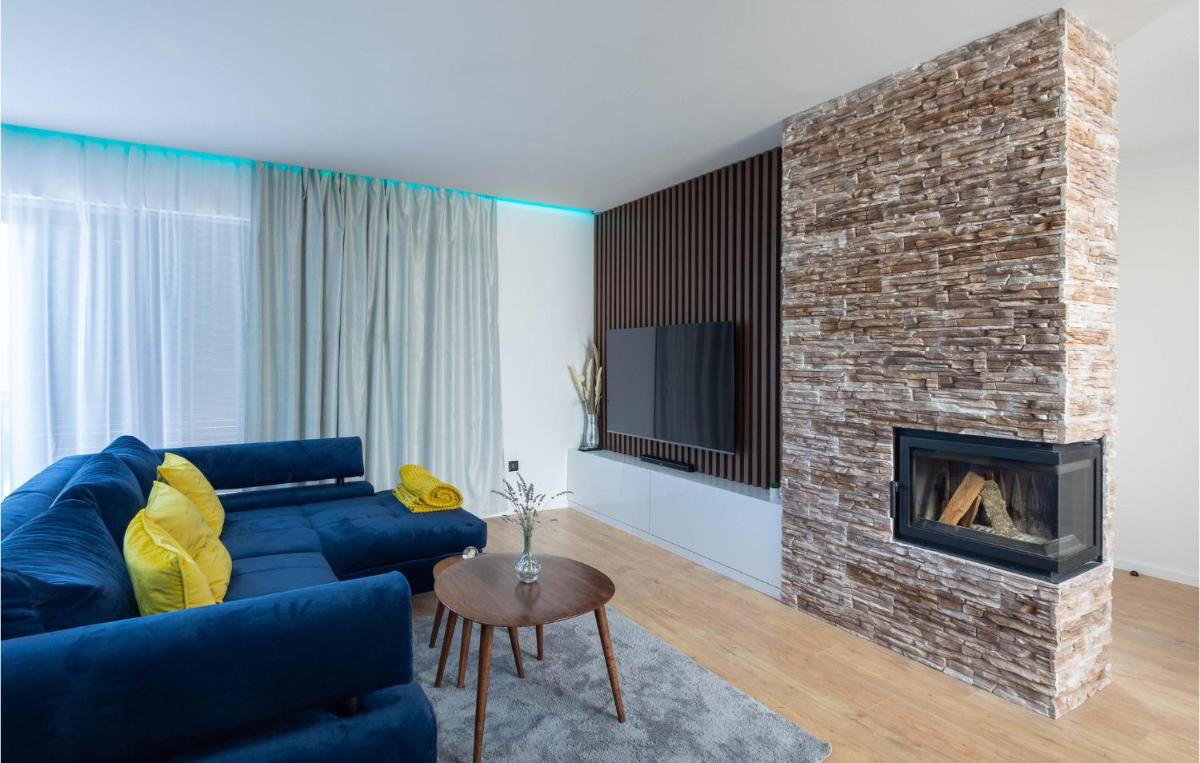 Stunning Home In Obrovac Sinjski - Housity