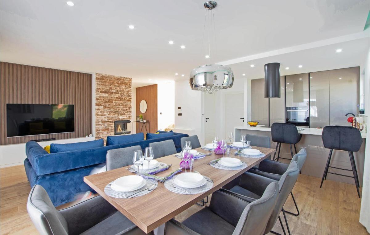 Stunning Home In Obrovac Sinjski - Housity