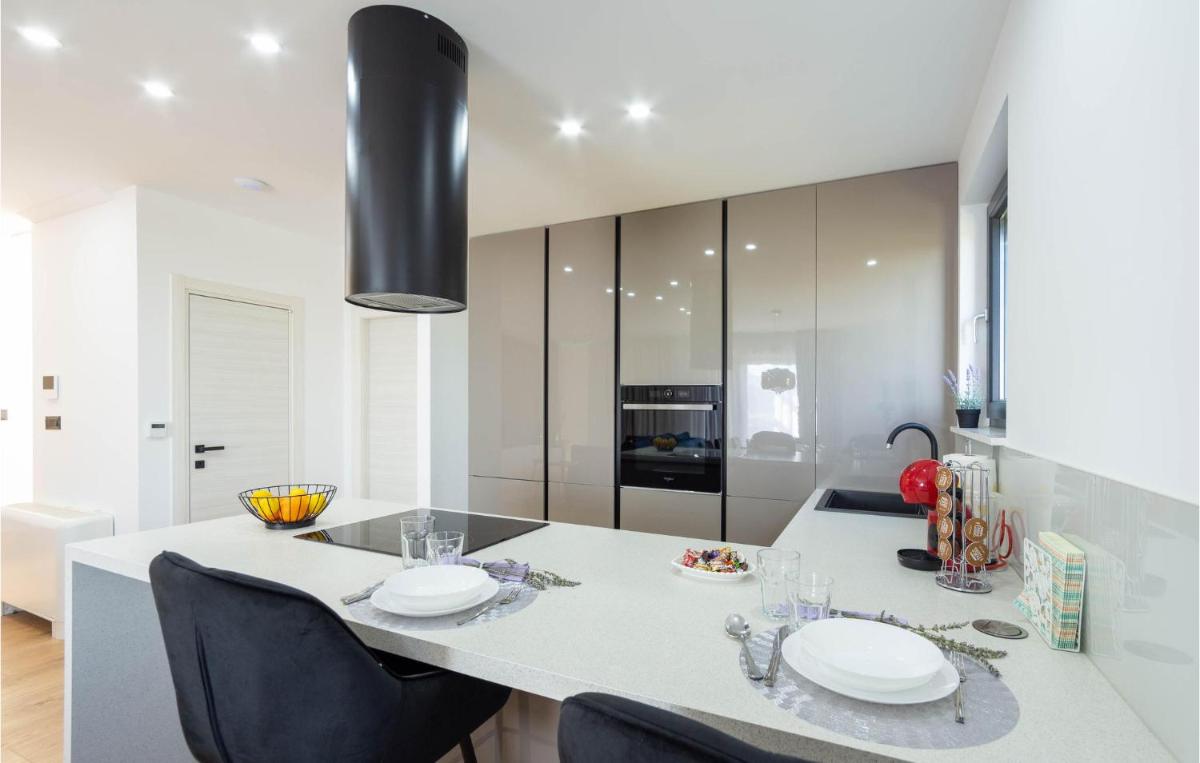 Stunning Home In Obrovac Sinjski - Housity