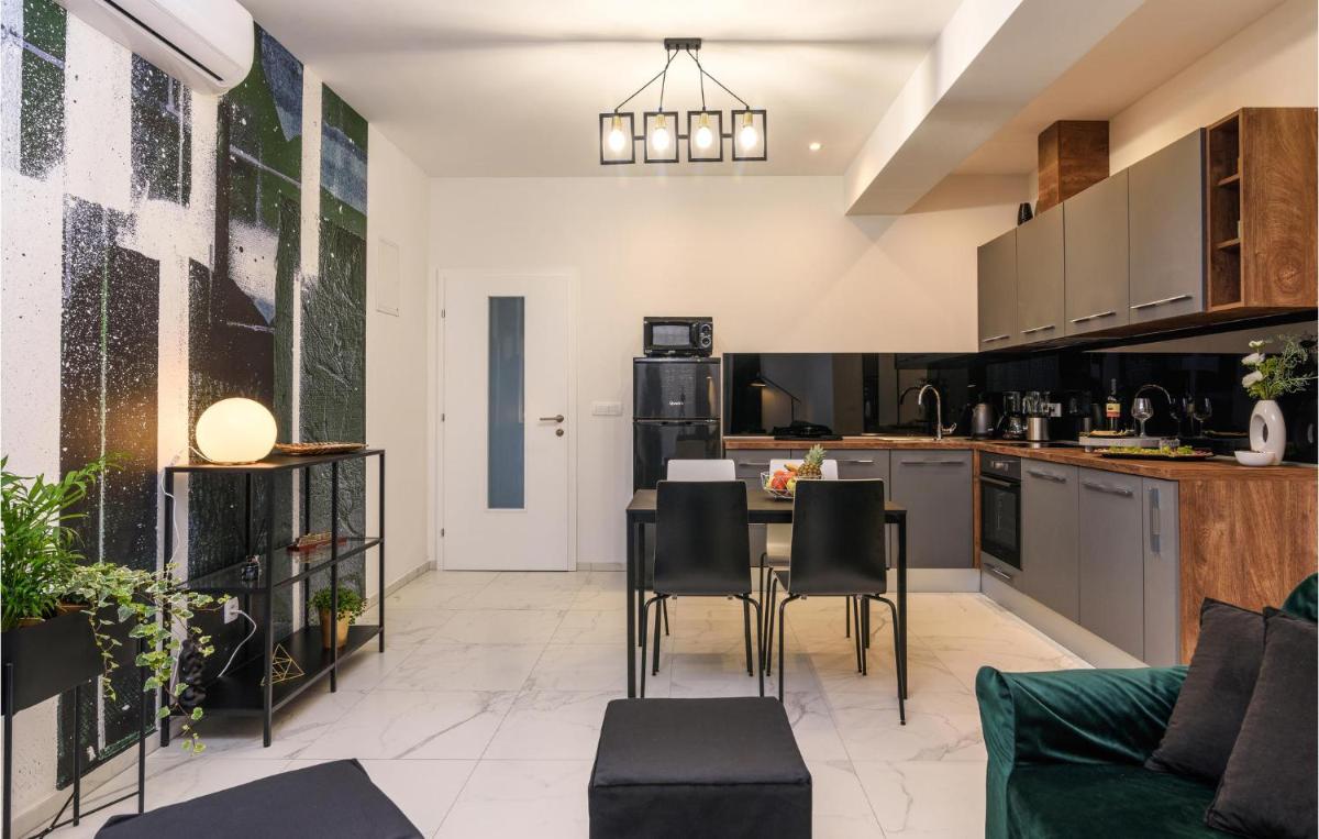 2 Bedroom Lovely Apartment In Kastel Gomilica - Housity