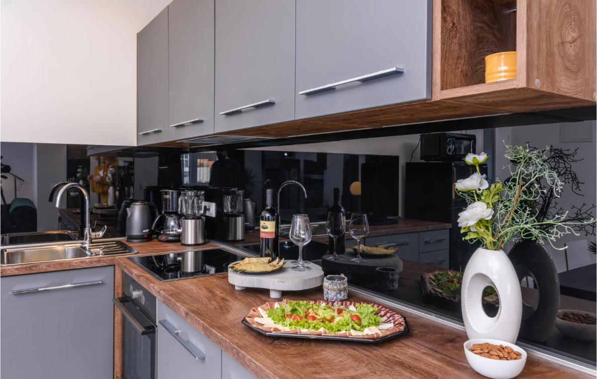 2 Bedroom Lovely Apartment In Kastel Gomilica - Housity
